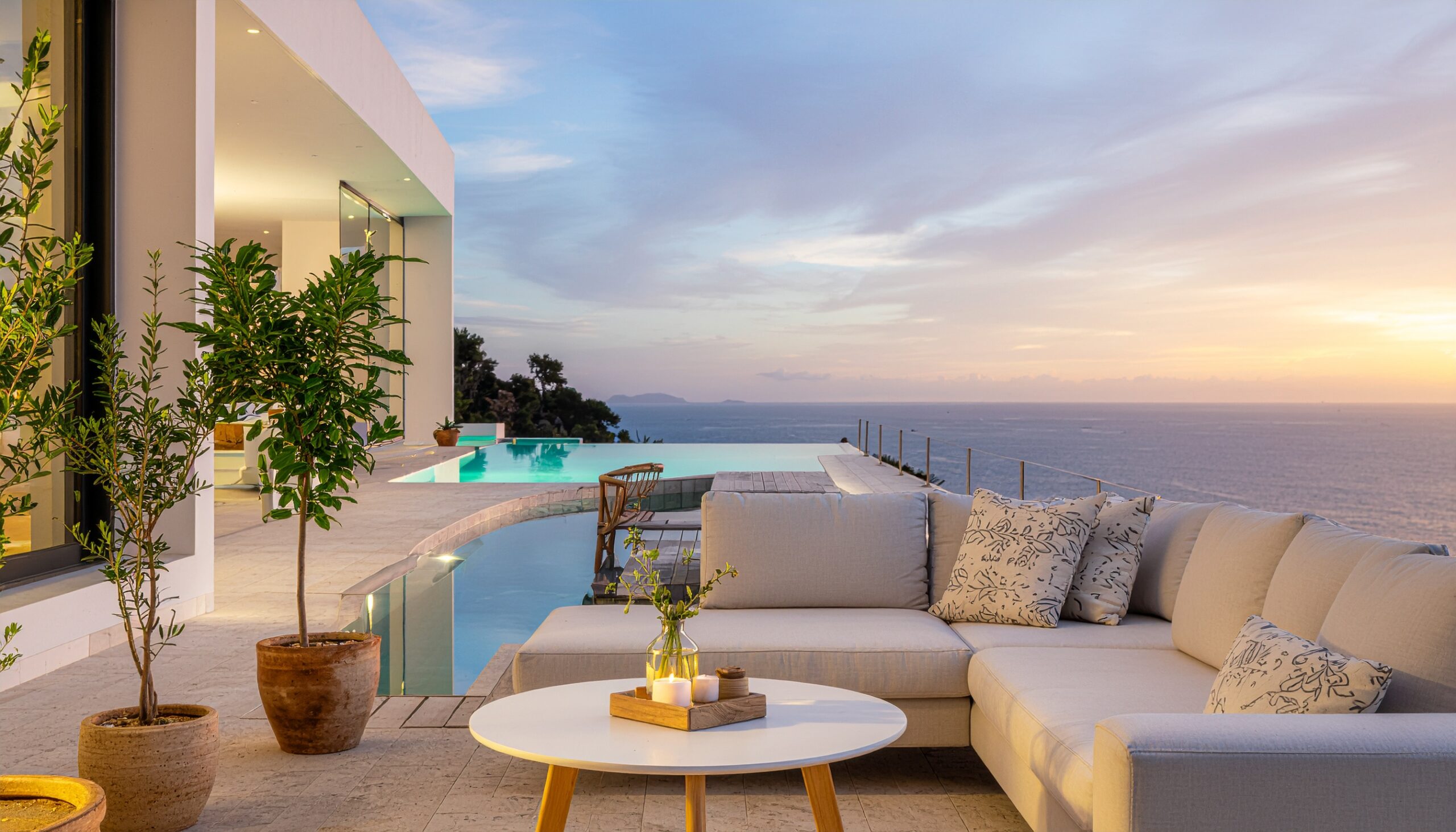 Firefly_Exterior of a stunning luxury villa in the Algarve, featuring an infinity pool that v 961976