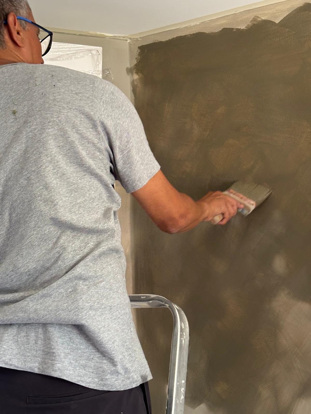 Kalklitir lime paint applied by brush at Quinta Girassol